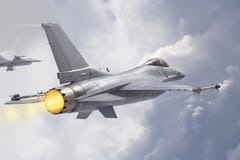 F-16 jastrząbka Walczący strumienie latają przez chmur (modele) zdjęcie royalty free F-16 jastrząbka Walczący strumienie latają przez chmur (modele) zdjęcie royalty free