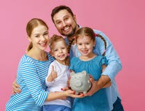 F?r familjmoder f?r finansiell planl?ggning lycklig fader och barn med spargrisen p? rosa f?rger royaltyfri bild F?r familjmoder f?r finansiell planl?ggning lycklig fader och barn med spargrisen p? rosa f?rger royaltyfri bild