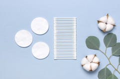 F?r makeupborttagningsmedel f?r bomull kosmetiska tamponger Tv?l-, handduk- och blommasnowdrops E royaltyfria foton F?r makeupborttagningsmedel f?r bomull kosmetiska tamponger Tv?l-, handduk- och blommasnowdrops E royaltyfria foton