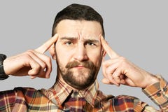 F?rdig ung man som poserar ?ver gr? bakgrund royaltyfri fotografi F?rdig ung man som poserar ?ver gr? bakgrund royaltyfri fotografi