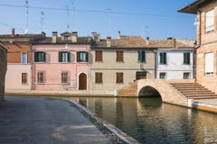 F?rgrika hus i gatan Comacchio, Italien arkivfoto F?rgrika hus i gatan Comacchio, Italien arkivfoto