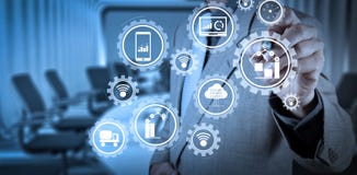 Fabbrica astuta ed industria 4 0 e dati collegati di scambio di robot di produzione con Internet delle cose IoT fotografie stock libere da diritti Fabbrica astuta ed industria 4 0 e dati collegati di scambio di robot di produzione con Internet delle cose IoT fotografie stock libere da diritti