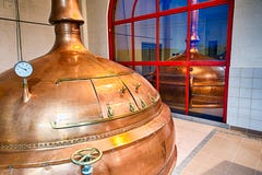 Fabbrica di birra dei carri armati della distilleria immagine stock Fabbrica di birra dei carri armati della distilleria immagine stock