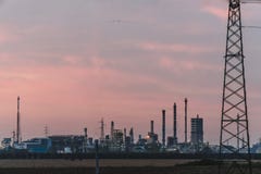 Fabbrica industriale sul fondo di tramonto del cielo, centrale petrolchimica con il cielo che uguaglia fondo Lavoro nordico dell' immagine stock libera da diritti Fabbrica industriale sul fondo di tramonto del cielo, centrale petrolchimica con il cielo che uguaglia fondo Lavoro nordico dell' immagine stock libera da diritti