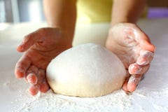 Fabricación de pan y amasamiento en el espacio de trabajo sacado el polvo Fabricación de pan y amasamiento en el espacio de trabajo sacado el polvo