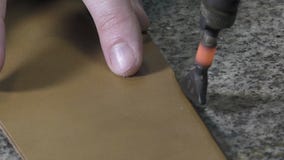 Fabricante do tronco no trabalho em sua oficina vídeos de arquivo Fabricante do tronco no trabalho em sua oficina vídeos de arquivo