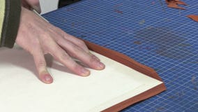 Fabricante do tronco no trabalho em sua oficina filme Fabricante do tronco no trabalho em sua oficina filme