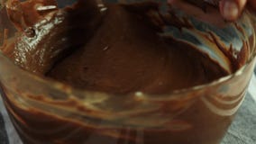 Fabrication de la cr?me pour la mousse de chocolat avec la gel?e orange Fabrication de la cr?me pour la mousse de chocolat avec la gel?e orange