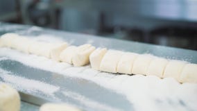Fabrication des biscuits, plan rapproché de la pâte des mains du ` s de femmes dans la cuisine de confiserie clips vidéos Fabrication des biscuits, plan rapproché de la pâte des mains du ` s de femmes dans la cuisine de confiserie clips vidéos