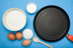 Fabrication des crêpes douces, ingrédients Petit d?jeuner fait maison photo stock Fabrication des crêpes douces, ingrédients Petit d?jeuner fait maison photo stock