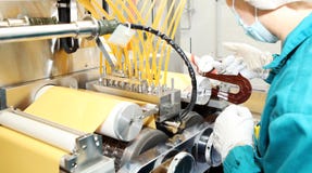 Fabricação da máquina de cápsulas de gelatina Validação do homem da máquina Produção de cápsulas para tabuletas fotografia de stock Fabricação da máquina de cápsulas de gelatina Validação do homem da máquina Produção de cápsulas para tabuletas fotografia de stock