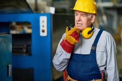 Fabrik-Vorarbeiter Speaking durch Funkgerät lizenzfreies stockbild Fabrik-Vorarbeiter Speaking durch Funkgerät lizenzfreies stockbild