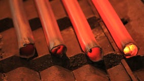 Fabriks- process för stålrör Slut upp av metallrörproduktionslinjen arkivfilmer Fabriks- process för stålrör Slut upp av metallrörproduktionslinjen arkivfilmer