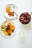 Faccia colazione con le mini torte di formaggio, uva, crema e miele Immagini Stock Libere da Diritti Faccia colazione con le mini torte di formaggio, uva, crema e miele Immagini Stock Libere da Diritti