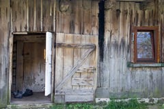 Facciata con la vecchia casa rurale di legno della porta aperta fotografie stock libere da diritti Facciata con la vecchia casa rurale di legno della porta aperta fotografie stock libere da diritti