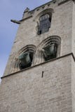 Facciata del mattone del campanile che suona tre campane immagini stock libere da diritti Facciata del mattone del campanile che suona tre campane immagini stock libere da diritti