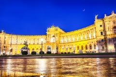 Facciata del palazzo di Hofbug ed il monumento a principe Eugene della Savoia, fotografie stock libere da diritti Facciata del palazzo di Hofbug ed il monumento a principe Eugene della Savoia, fotografie stock libere da diritti