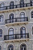 Facciata e balconi lustrati delle mattonelle immagini stock libere da diritti Facciata e balconi lustrati delle mattonelle immagini stock libere da diritti