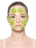 Face da mulher com máscara do facial da fruta fotos de stock royalty free Face da mulher com máscara do facial da fruta fotos de stock royalty free