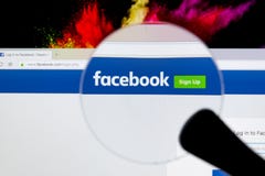 Facebook-homepage, één van de grootste sociale netwerkwebsite Homepage van facebook Com op het de monitorscherm van Apple iMac stock foto Facebook-homepage, één van de grootste sociale netwerkwebsite Homepage van facebook Com op het de monitorscherm van Apple iMac stock foto