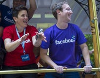 Facebook στην ομοφυλοφιλική υπερηφάνεια του Σαν Φρανσίσκο στοκ εικόνες με δικαίωμα ελεύθερης χρήσης Facebook στην ομοφυλοφιλική υπερηφάνεια του Σαν Φρανσίσκο στοκ εικόνες με δικαίωμα ελεύθερης χρήσης