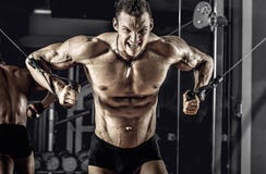 Faceta bodybuilder z barbell zdjęcie royalty free Faceta bodybuilder z barbell zdjęcie royalty free