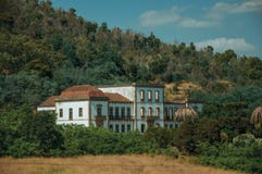 Fachada arruinada da construção abandonada em uma exploração agrícola perto de Monsanto foto de stock royalty free Fachada arruinada da construção abandonada em uma exploração agrícola perto de Monsanto foto de stock royalty free