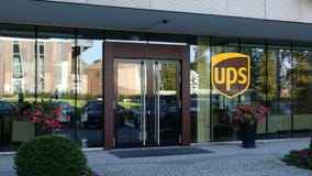 Fachada de cristal de un edificio de oficinas moderno con el logotipo de United Parcel Service UPS Representación editorial 3D imagenes de archivo Fachada de cristal de un edificio de oficinas moderno con el logotipo de United Parcel Service UPS Representación editorial 3D imagenes de archivo