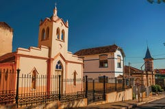 Fachada de la pequeños iglesia y campanario detrás de la cerca del hierro, en un día soleado en São Manuel fotos de archivo libres de regalías Fachada de la pequeños iglesia y campanario detrás de la cerca del hierro, en un día soleado en São Manuel fotos de archivo libres de regalías
