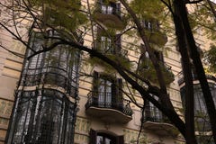 Fachada de uma construção do início do século XX com balcões e as decorações florais foto de stock Fachada de uma construção do início do século XX com balcões e as decorações florais foto de stock