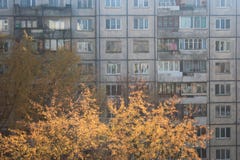 Fachada de un edificio de apartamentos embotado de varios pisos en otoño fotografía de archivo Fachada de un edificio de apartamentos embotado de varios pisos en otoño fotografía de archivo