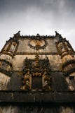 Fachada del convento de Cristo con su ventana compleja famosa de Manueline en el castillo medieval de Templar en Tomar, Portugal fotografía de archivo libre de regalías Fachada del convento de Cristo con su ventana compleja famosa de Manueline en el castillo medieval de Templar en Tomar, Portugal fotografía de archivo libre de regalías