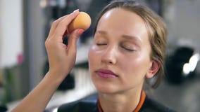 Fachmann bilden den Meister, der Grundlagencreme auf ein Gesicht setzt Bilden Sie Prozess Schließen Sie oben von einem Modellgesi stock video Fachmann bilden den Meister, der Grundlagencreme auf ein Gesicht setzt Bilden Sie Prozess Schließen Sie oben von einem Modellgesi stock video