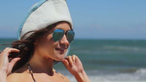 Fachowej kobiety wzorcowy pozować dla sesja zdjęciowa. na morze plaży, ono uśmiecha się przy kamerą zbiory wideo Fachowej kobiety wzorcowy pozować dla sesja zdjęciowa. na morze plaży, ono uśmiecha się przy kamerą zbiory wideo