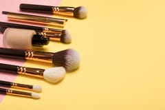 Fachowi makeup produkty z kosmetycznymi piękno produktami, rumienowie, oko liniowiec, oko biczują, szczotkują, i narzędzia na men obrazy royalty free Fachowi makeup produkty z kosmetycznymi piękno produktami, rumienowie, oko liniowiec, oko biczują, szczotkują, i narzędzia na men obrazy royalty free