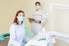 Fachowy dentysta z pacjentem w szpitalu obrazy royalty free Fachowy dentysta z pacjentem w szpitalu obrazy royalty free