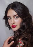 Fachowy makeup dla kędzierzawej brunetki obrazy royalty free Fachowy makeup dla kędzierzawej brunetki obrazy royalty free