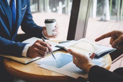 Fachowy wykonawczy kierownik, partner biznesowy dyskutuje pomys?y marketingowy plan i prezentacji inwestycja projekt przy spotkan obraz royalty free Fachowy wykonawczy kierownik, partner biznesowy dyskutuje pomys?y marketingowy plan i prezentacji inwestycja projekt przy spotkan obraz royalty free