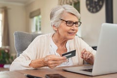 Factures de paiement de dame âgée en ligne image libre de droits Factures de paiement de dame âgée en ligne image libre de droits
