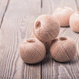 Fadenschlaufen Bälle des Garnfadens für das Stricken auf einem hölzernen Hintergrund stockfotos Fadenschlaufen Bälle des Garnfadens für das Stricken auf einem hölzernen Hintergrund stockfotos