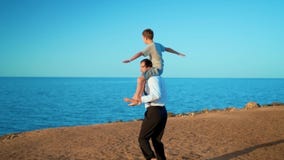 Fader och son på stranden på solnedgången arkivfilmer Fader och son på stranden på solnedgången arkivfilmer