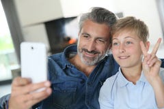 Fader- och sondanandeselfie hemma royaltyfria bilder Fader- och sondanandeselfie hemma royaltyfria bilder