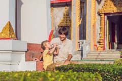 Fadern och sonen som turister ser Wat Chalong, är den viktigaste templet av Phuket arkivfoto Fadern och sonen som turister ser Wat Chalong, är den viktigaste templet av Phuket arkivfoto