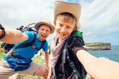 Fadern och sonen tar deras aktiva semesterselfiefoto arkivfoton Fadern och sonen tar deras aktiva semesterselfiefoto arkivfoton