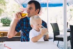 Fadern och sonen är bästa vän! royaltyfri fotografi Fadern och sonen är bästa vän! royaltyfri fotografi