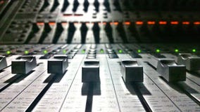 Faders op een Mengende Raad royalty-vrije stock afbeeldingen Faders op een Mengende Raad royalty-vrije stock afbeeldingen