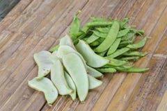 fagiolini, pisum sativum su un fondo di bambù fotografia stock fagiolini, pisum sativum su un fondo di bambù fotografia stock