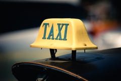 Fahren Sie Zeichen auf tuktuk in Bangkok, Thailand mit einem Taxi stockfoto Fahren Sie Zeichen auf tuktuk in Bangkok, Thailand mit einem Taxi stockfoto