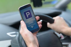 Fahrer, der Smartphone App verwendet, um für das Parken zu zahlen lizenzfreie stockfotos Fahrer, der Smartphone App verwendet, um für das Parken zu zahlen lizenzfreie stockfotos