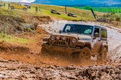 Fahrer Training des Schlamm-4x4 am Lager-Jeep lizenzfreies stockfoto Fahrer Training des Schlamm-4x4 am Lager-Jeep lizenzfreies stockfoto